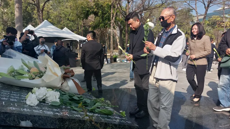 民眾在和平紀念碑前獻花。凃建豐攝