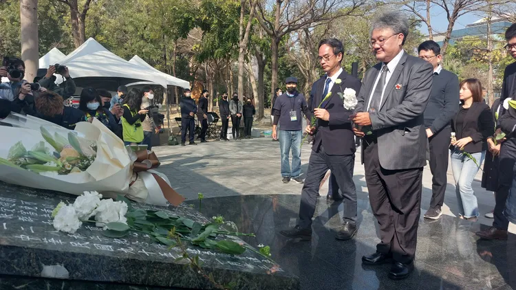 民眾在和平紀念碑前獻花。凃建豐攝