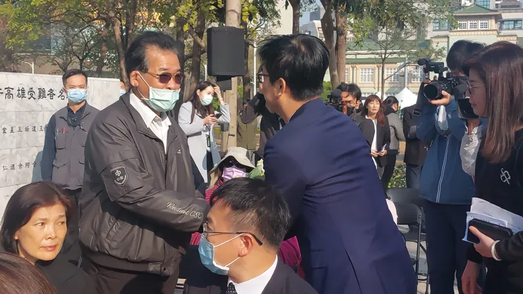 陳其邁向與會人士一一致意。凃建豐攝