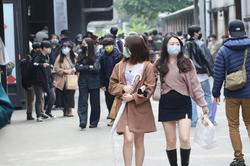 寒意襲北台灣！白天最低16˚C　桃園以北、東半部與傘同行