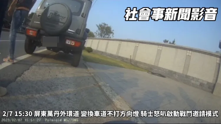 吉普車司機下車對著後方楊姓騎士飆國罵。「社會事新聞影音」群組