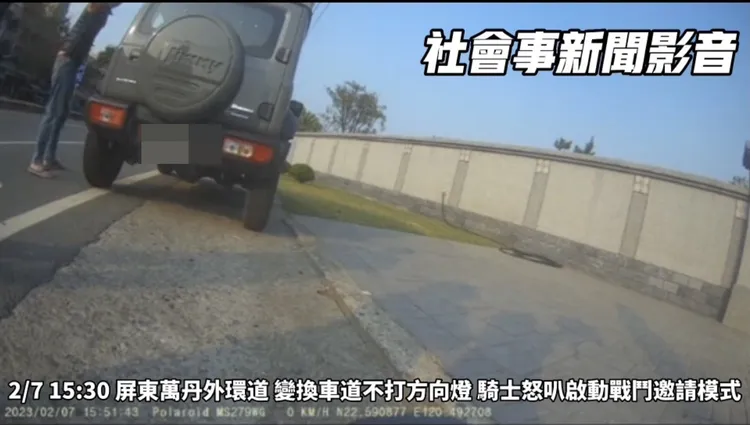 吉普車司機下車對著後方楊姓騎士飆國罵。「社會事新聞影音」群組