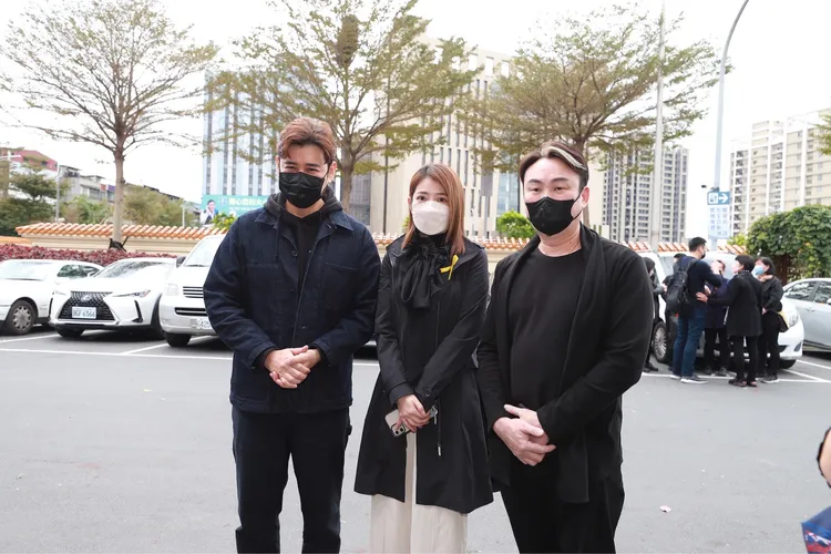 陳熙鋒（左起）、郭亞棠、洪毛今現身兵家綺父親告別式。民視提供