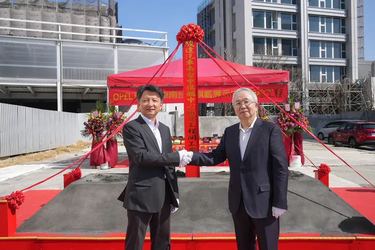 Stellantis集團區域代表 Mr. JACQUES LIN(左)、駿達汽車董事長王中和(右)出席Opel台中旗艦展示暨服務中心動土典禮。業者提供