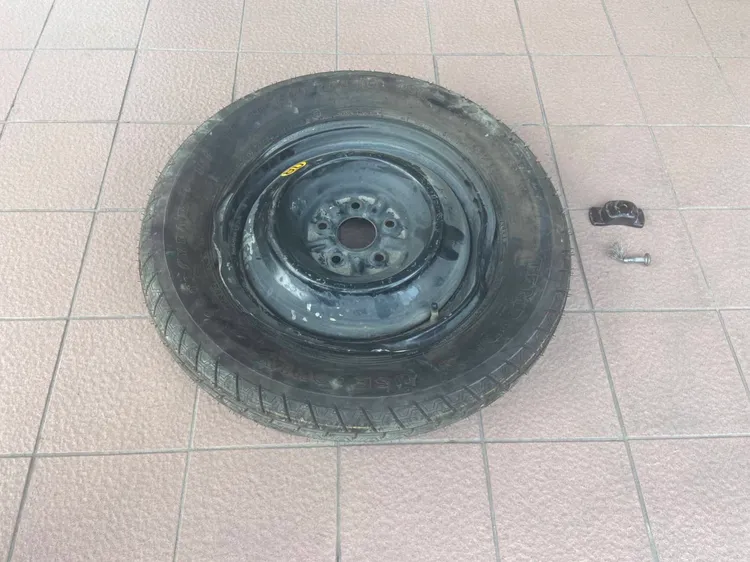 車主得知備胎脫落闖禍，表明願賠償其他車損失。讀者提供