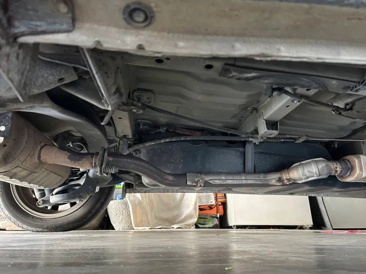 經比對，研判是底盤下的備胎被狗屍扯落。讀者提供