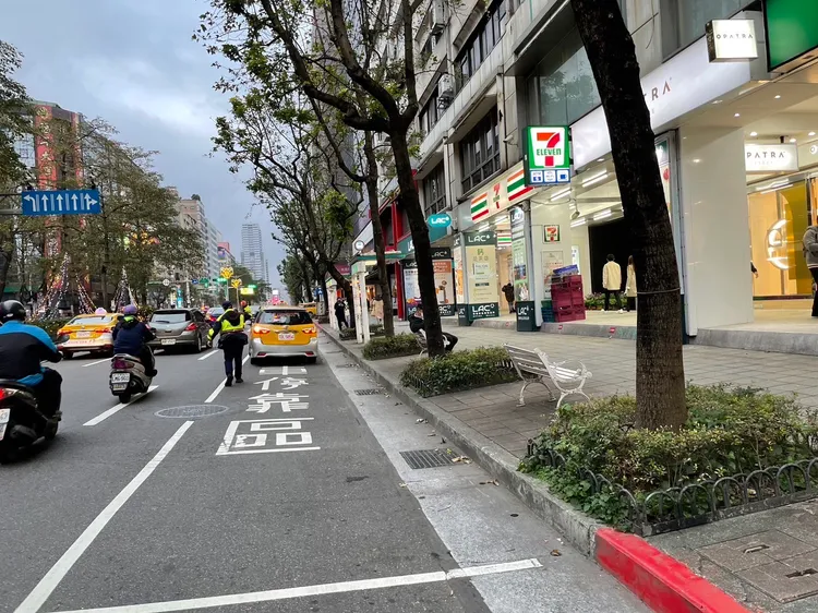 警方發現違規停車立即前往處理。翻攝畫面