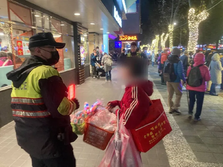 警方驅離國父紀念館周邊違規攤販。翻攝畫面