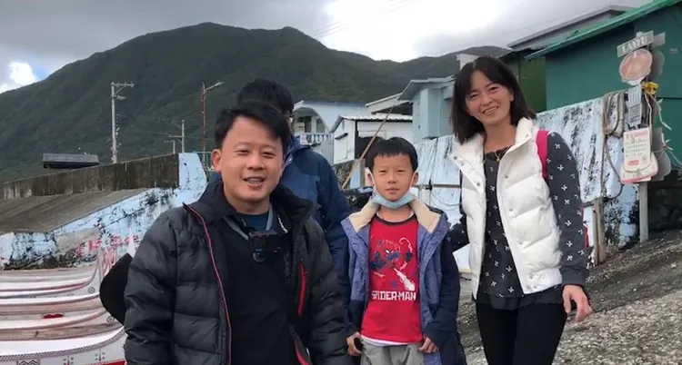 李先生與家人拍下難得大翅鯨影片，表示今年有好兆頭，並放上社群網站分享。民眾提供