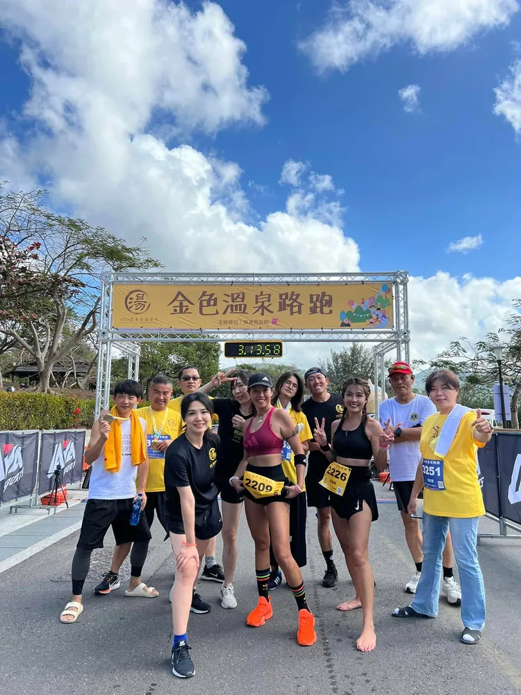 小嫻與跑友開心合影。翻攝自小嫻臉書