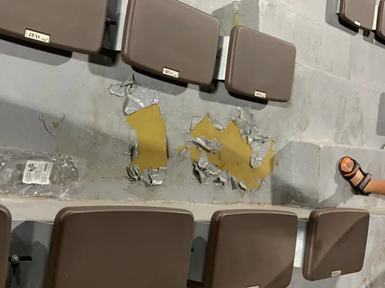 不少民眾發現觀眾席地面竟然脫皮、女廁門版也裝反、樓梯鏽蝕斑斑等問題。民眾提供