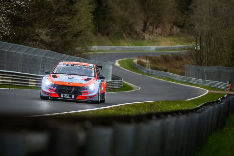 Hyundai集團透過成立紐柏林賽道測試中心，從有綠色地獄之稱的多元路況賽道中，孕育調校出歐化的車輛操控特質，並不斷精進造車工藝。原廠照片