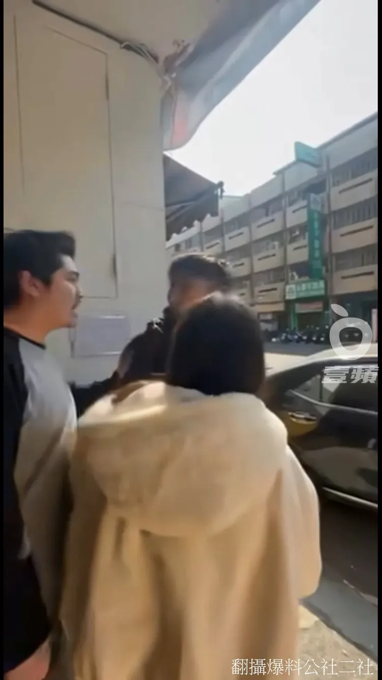 眼見兩男起爭端，黑車駕駛的女友(黃外套)急忙勸阻。翻攝自臉書「爆料公社二社」