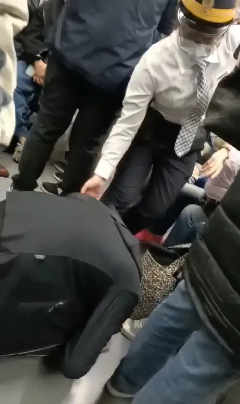 學生被轟炸到下跪道歉。翻攝自爆料公社公開版