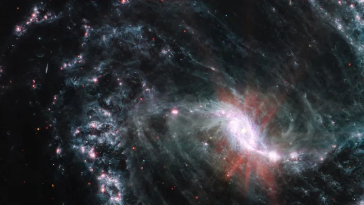 NGC 1365星系圖像顯示，年輕恆星將能量釋放到銀河系的螺旋臂時，產生海綿狀氣泡和貝殼狀結構的錯綜複雜網絡。路透社