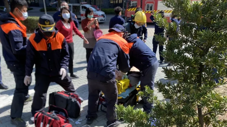 橋頭地檢署今早傳男子墜樓意外，警消到場處理。翻攝畫面

