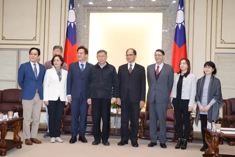 游錫堃與柯文哲及民眾黨團立委合影。鄭孟晃攝