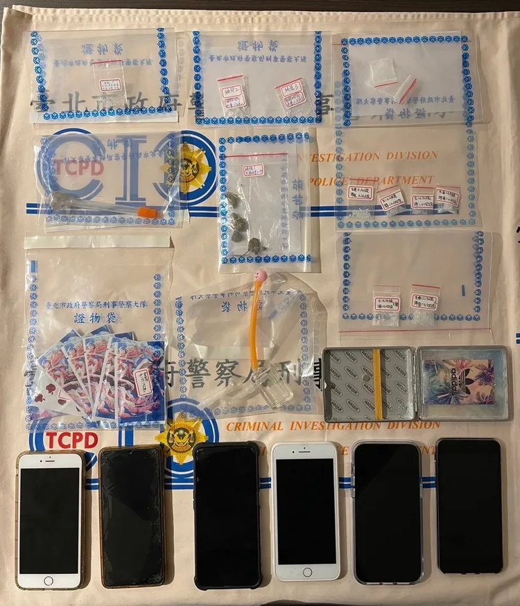 警方查獲毒品與手機等證物。翻攝畫面