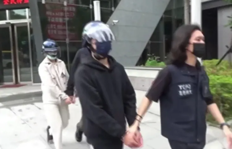 警方將詹女（左一白衣）與丈夫（左二黑衣）移送法辦。翻攝畫面
