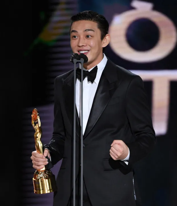 劉亞仁29歲時就以最年輕之姿，拿下韓國三大電影獎之一的青龍獎影帝，2020年2度封帝，卻因染毒蒙塵。翻攝青龍獎官網