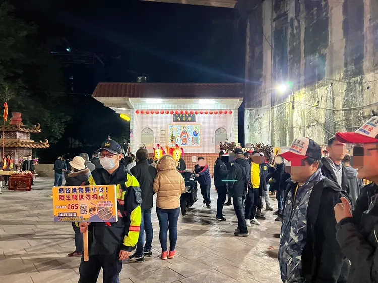 警方向民眾選導反詐、識詐。翻攝畫面