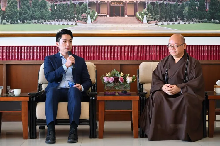 心保和尚接待蔣萬安。佛光山提供