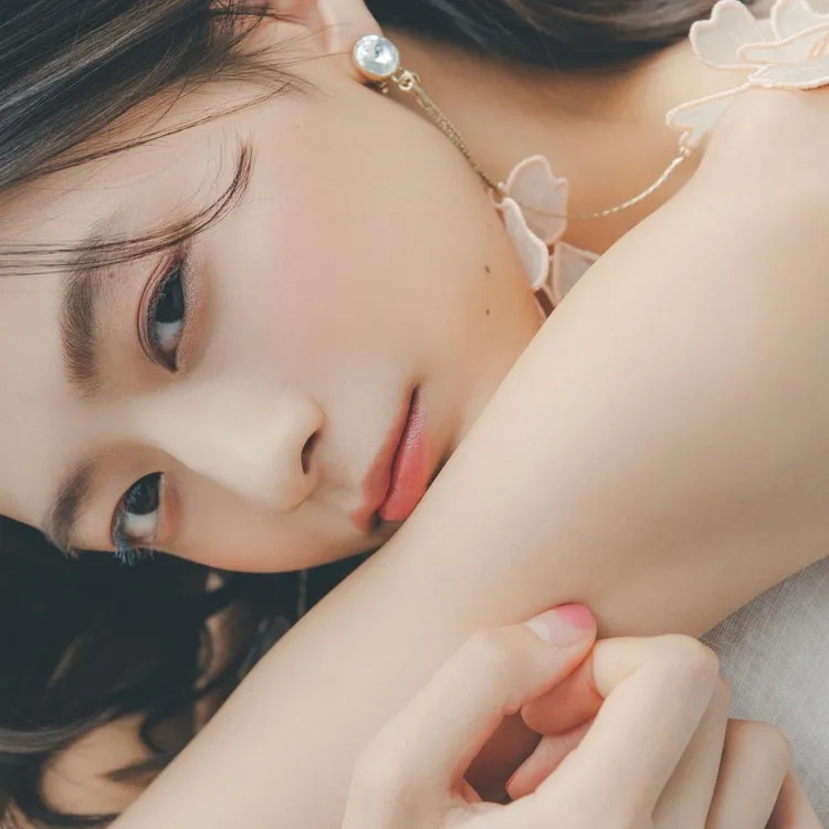 墨綠色調的魔束捲翹睫毛膏，相當適合用來打造當今流行的「白開水」妝。品牌提供