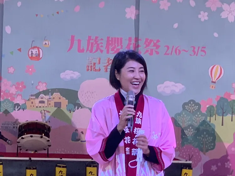 南投縣長許淑華出席九族櫻花祭記者會，邀請全國民眾來南投賞櫻。九族文化村提供