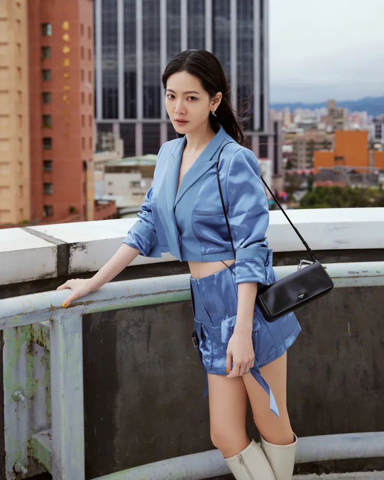 女星曾之喬為展現FENDI旗下的First Sight包款，在寒冷天氣中大露美腿，還笑說拍了30秒就冷到森77。翻攝chiaochiaotzeng IG