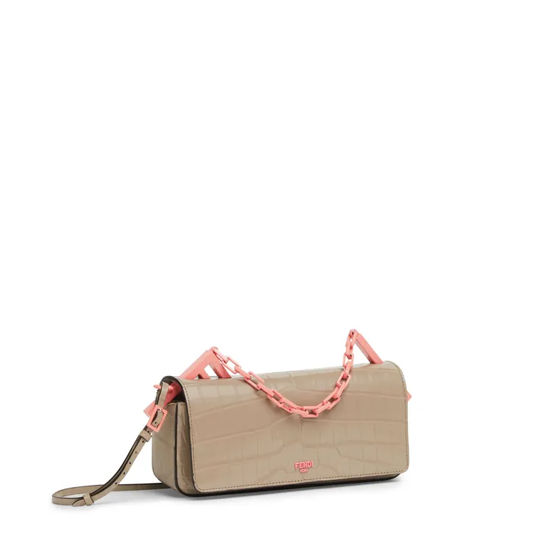 First Sight鱷魚皮手袋，58萬6000元。品牌提供