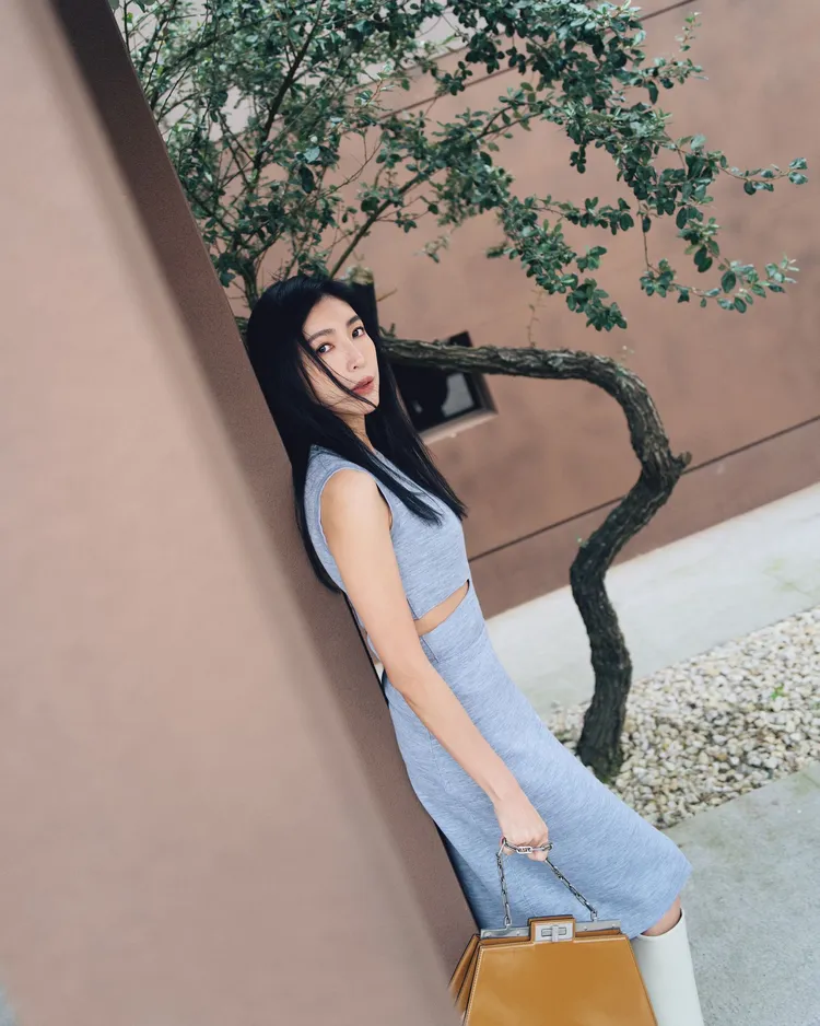 近來行程滿檔的楊謹華，大秀Peekaboo Cut新包之餘，亦分享對自己充實生活的感恩心情。翻攝cheryllovel0ve IG