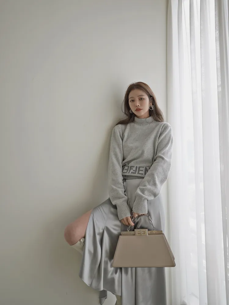 同樣曬出Peekaboo Cut新包的時尚網紅許路兒，透露十分鐘情FENDI本季又帥又浪漫的設計。翻攝lurehsu IG