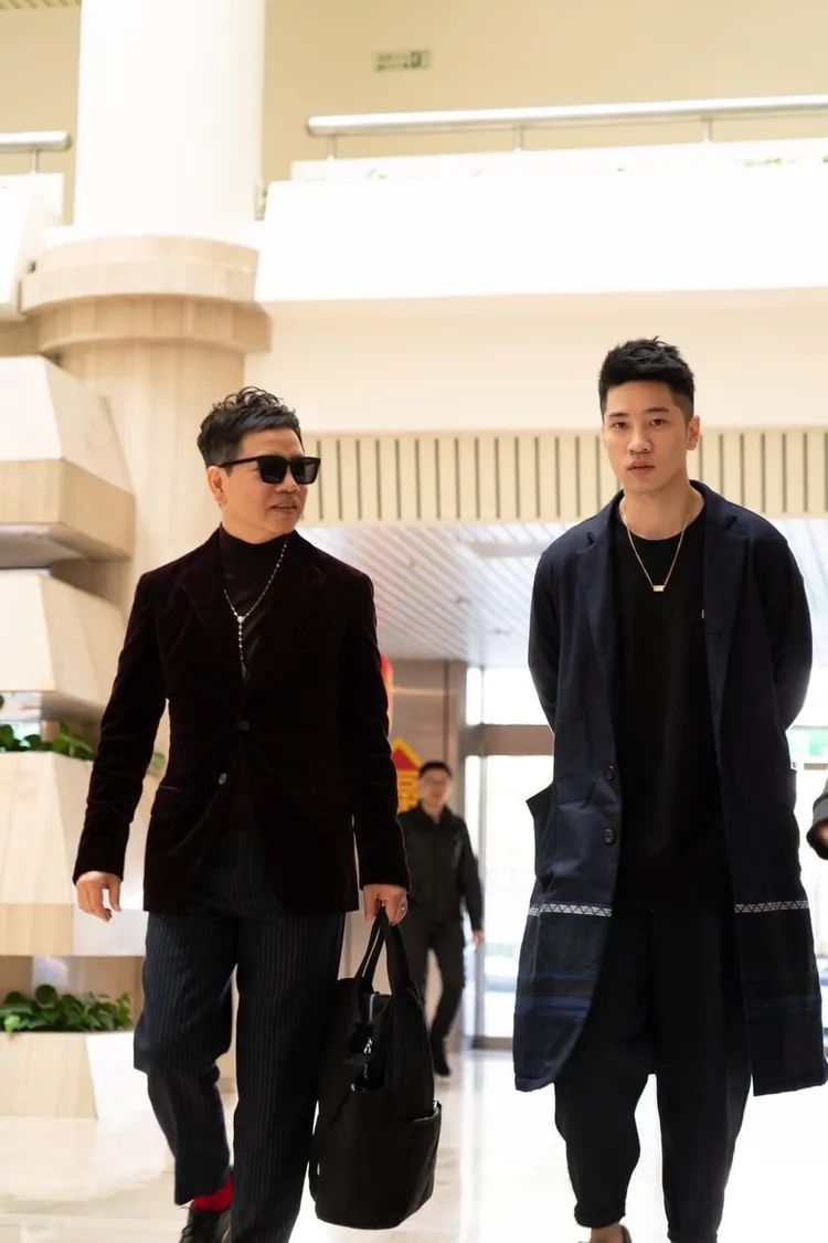 陳凱倫（左）對愛子陳銳十分支持。翻攝陳凱倫臉書