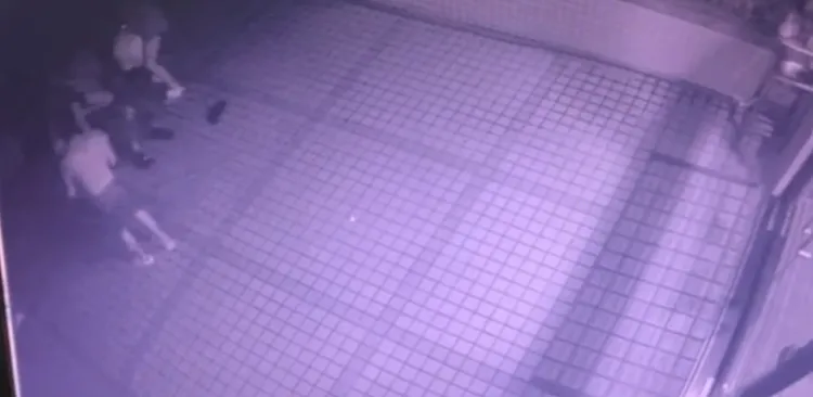 眾人在社區中庭打成一團。翻攝畫面