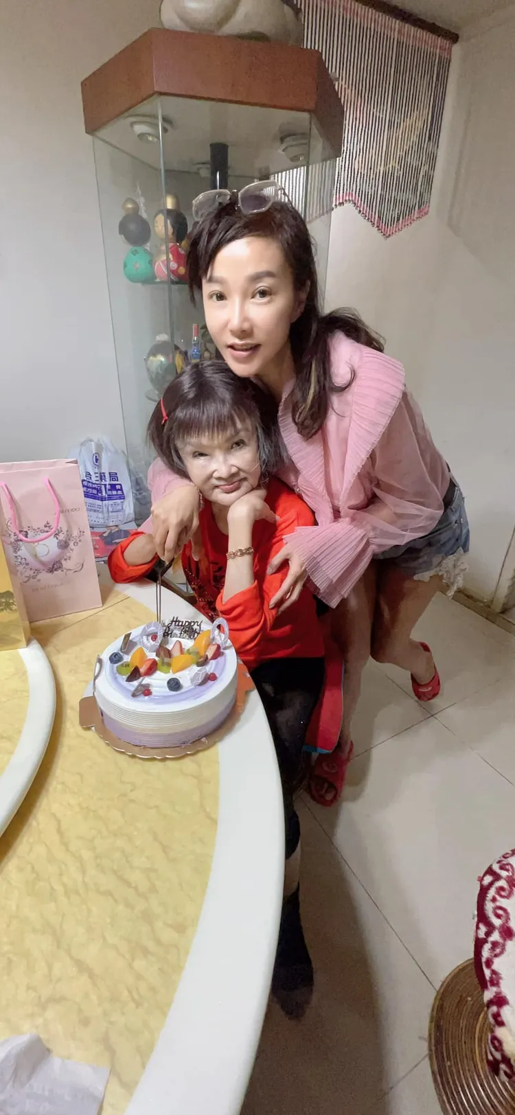 林薇（右）去年11月幫陳麗秋慶生。翻攝林薇臉書