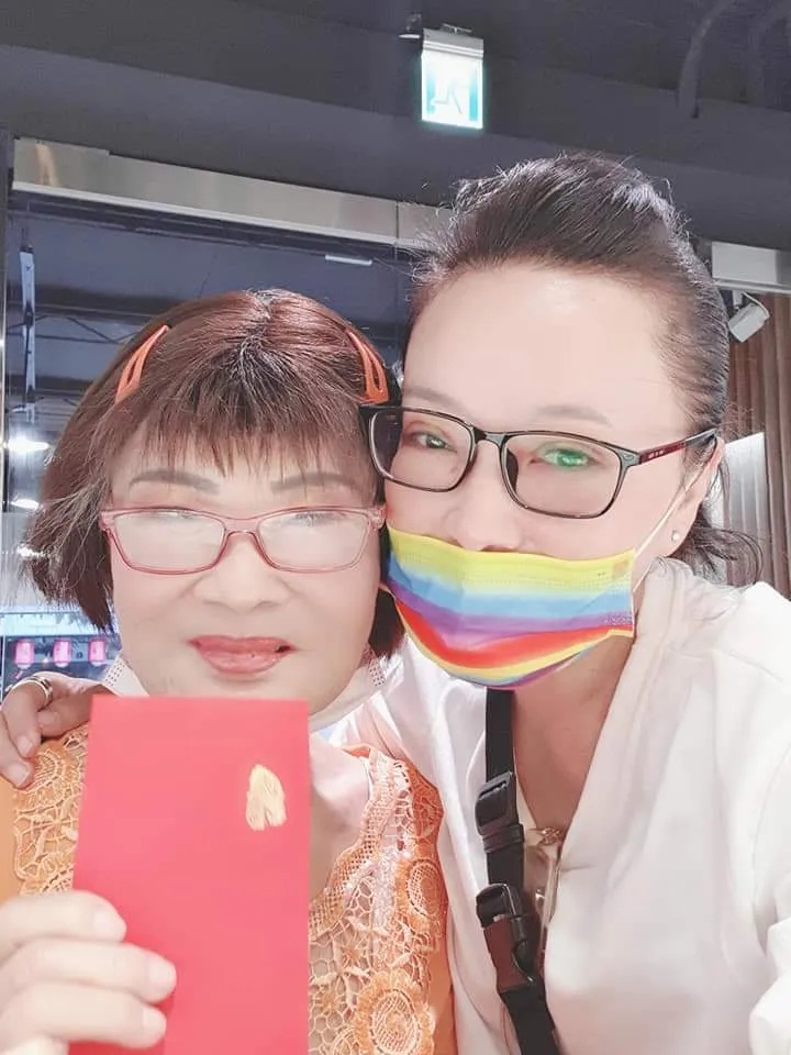 林秀芳（右）和媽媽陳麗秋感情很好。林秀芳提供