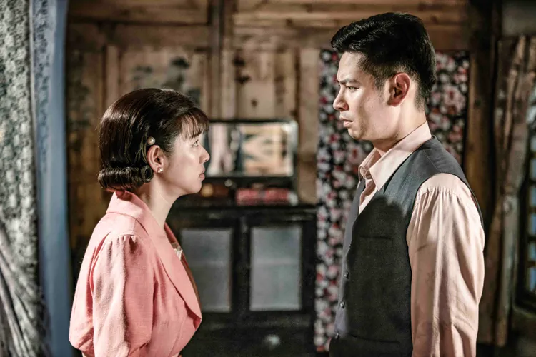 《牛車來去》米可白（左）痛苦接受劇中丈夫楊子儀與別人「借腹生子」。公視、禾豐製作提供