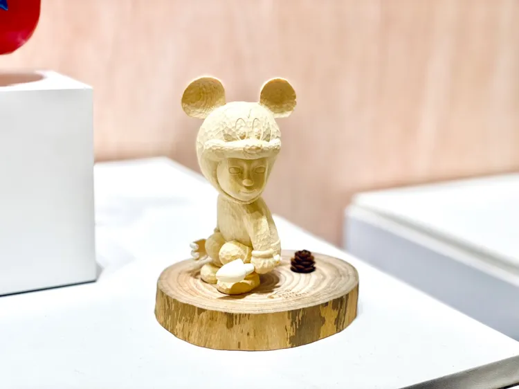 小泉悟 x 迪士尼 米奇精油擴香雕塑，展館限定開賣，售價9900元。曾仲葳攝