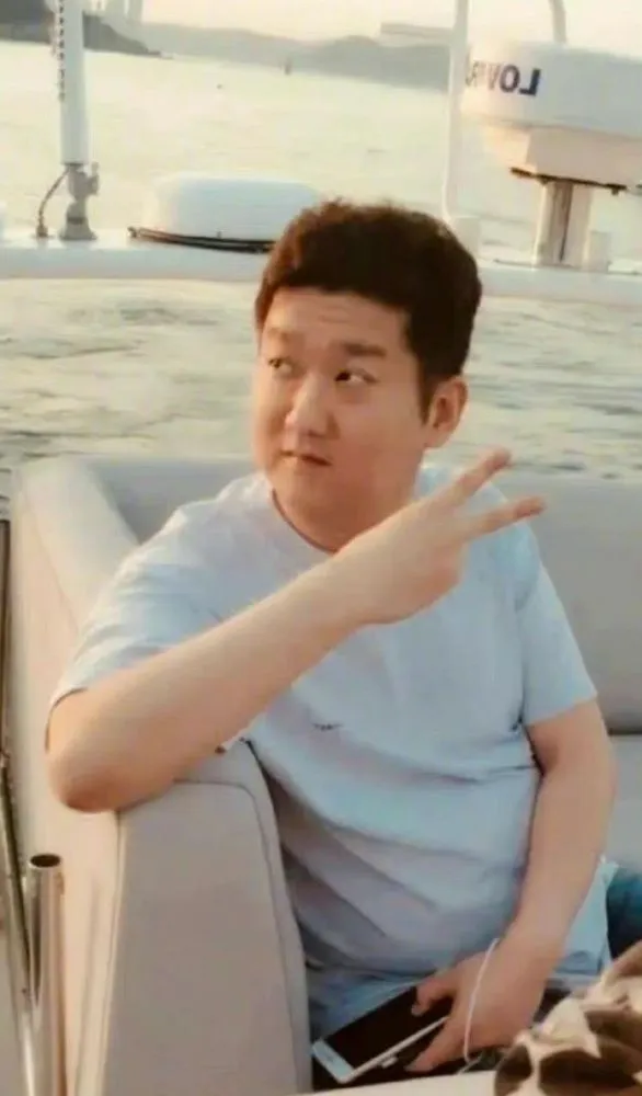 疑似朴敏英富豪前男友的姜鐘賢正面照曝光。翻攝微博會火