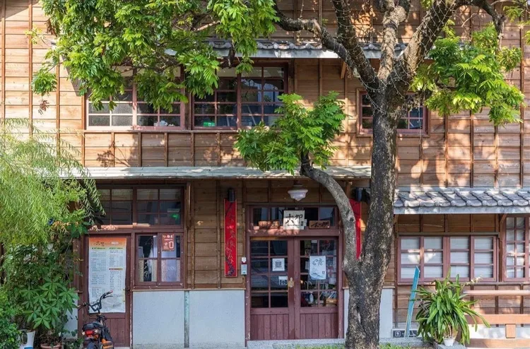 鬧區處處可見兼具潮流與美學的建築。市府提供