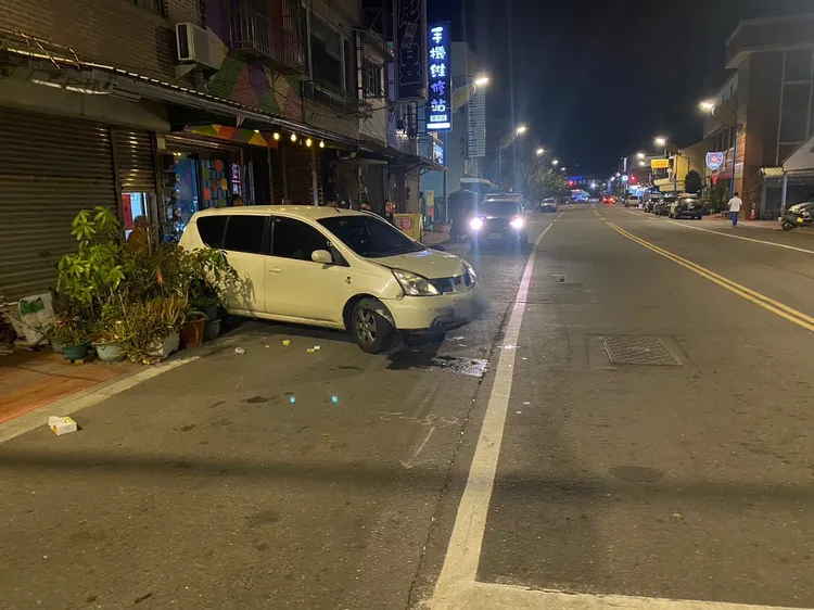 黃男服用安眠藥後開著白色自小客車，在沒有煞車下，直接撞進自助洗衣店裡。讀者提供