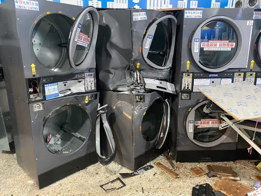 帶上膛手槍駕車撞進洗衣店 影片曝光!店家嘆損失逾百萬好無奈
