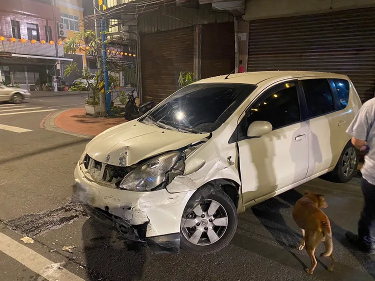 黃男服用安眠藥後開著白色自小客車，在沒有煞車下，直接撞進自助洗衣店裡。讀者提供