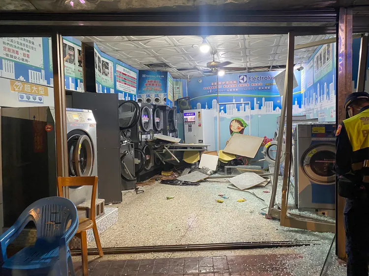 黃男開車撞進自助洗衣店裡，店內滿目瘡痍。讀者提供