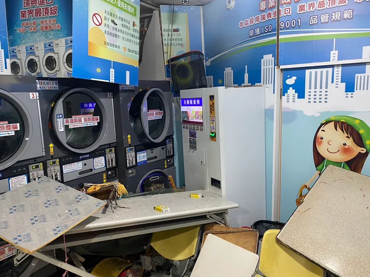 黃男開車撞進自助洗衣店裡，店內滿目瘡痍。讀者提供