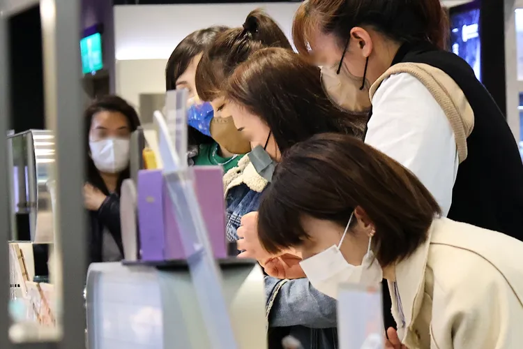 董梓甯很專注櫃檯飾品。特勤中心攝