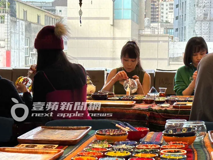 董梓甯埋頭認真製作燈飾。特勤中心攝