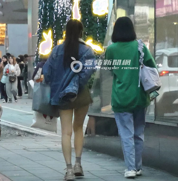 董梓甯（左）與女友人下車後漫步在街上。特勤中心攝