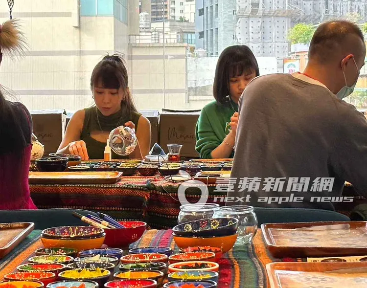 董梓甯與女友人在手作店裡，玩起手工燈飾。特勤中心攝