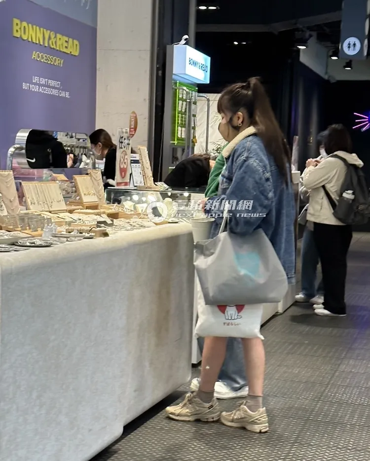 董梓甯在百貨公司飾品櫃檯挑選許久。特勤中心攝